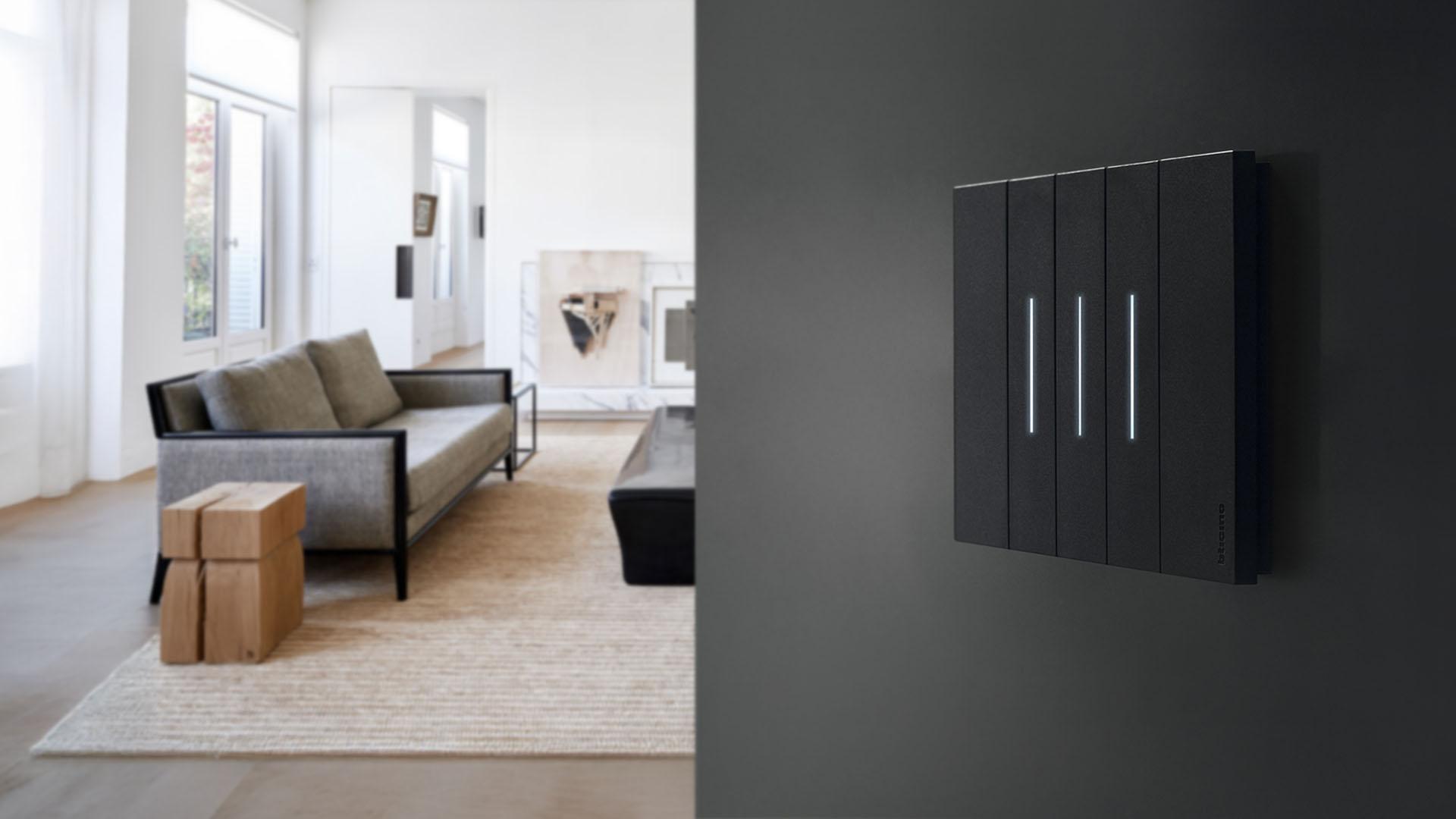 Placca Living Now nera in un salotto moderno