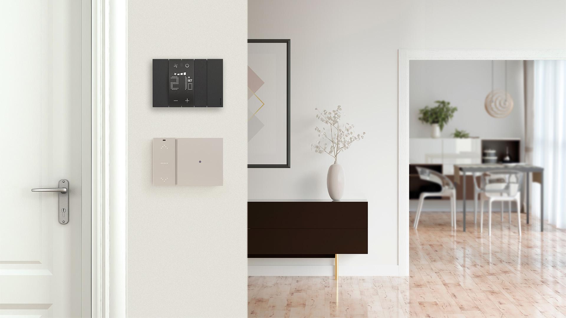 Ingresso di un'abitazione con comando domotico e termostato Living Now