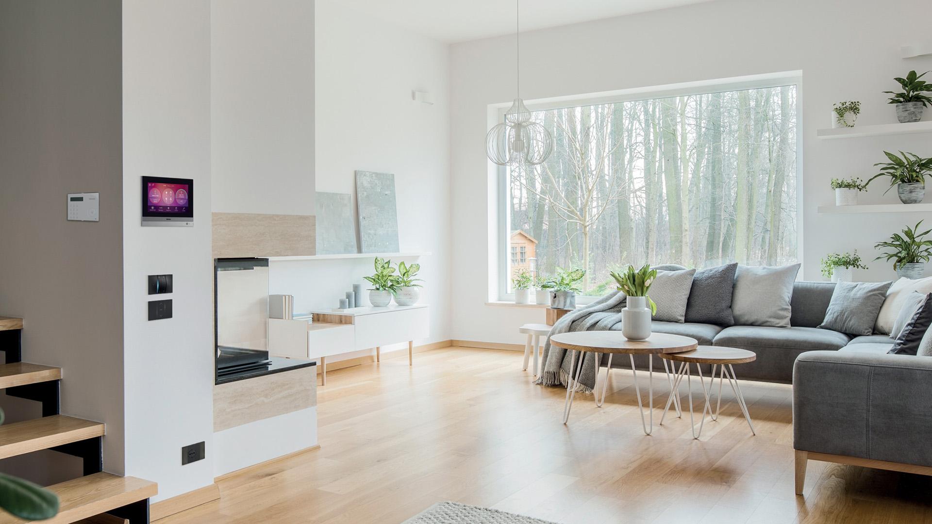 salotto con touchscreen MyHome, antifurto e comandi domotici