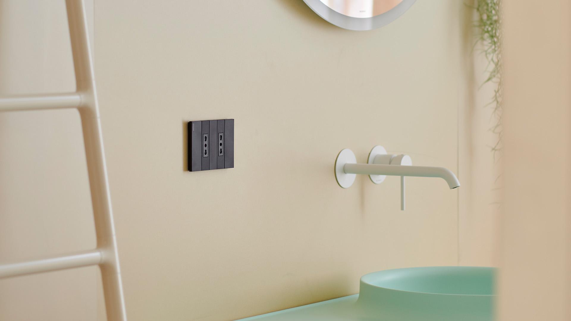 Placca Living Now installata su parete