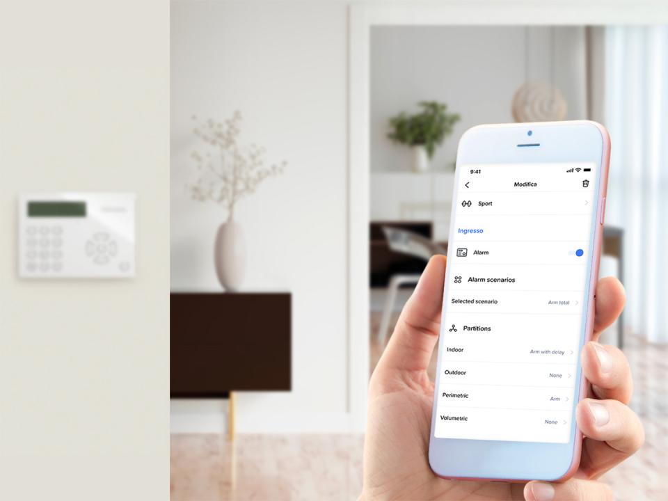 Comanda gli scenari e l'allarme da una sola app