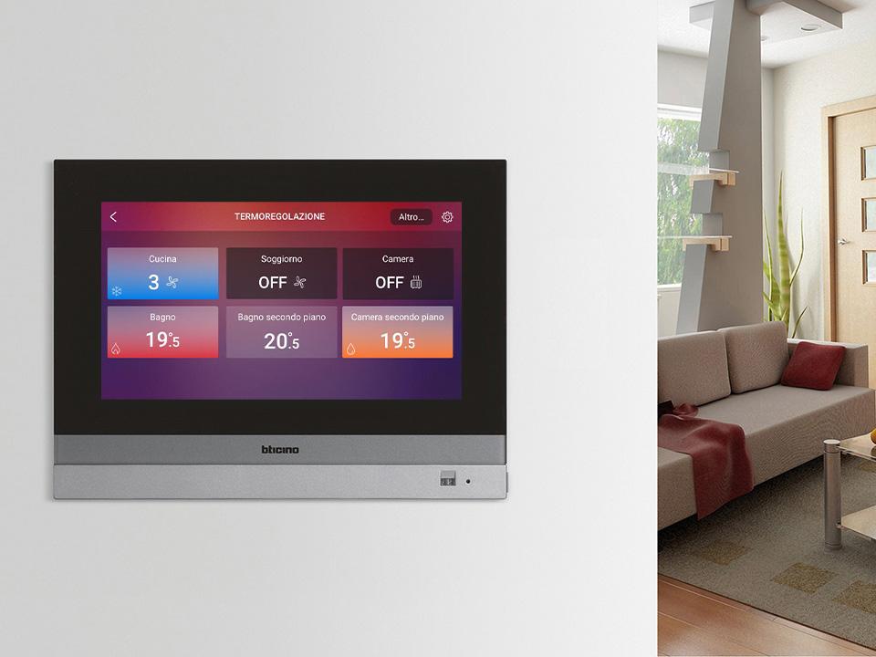 Interno di un salotto con Touchscreen MyHome