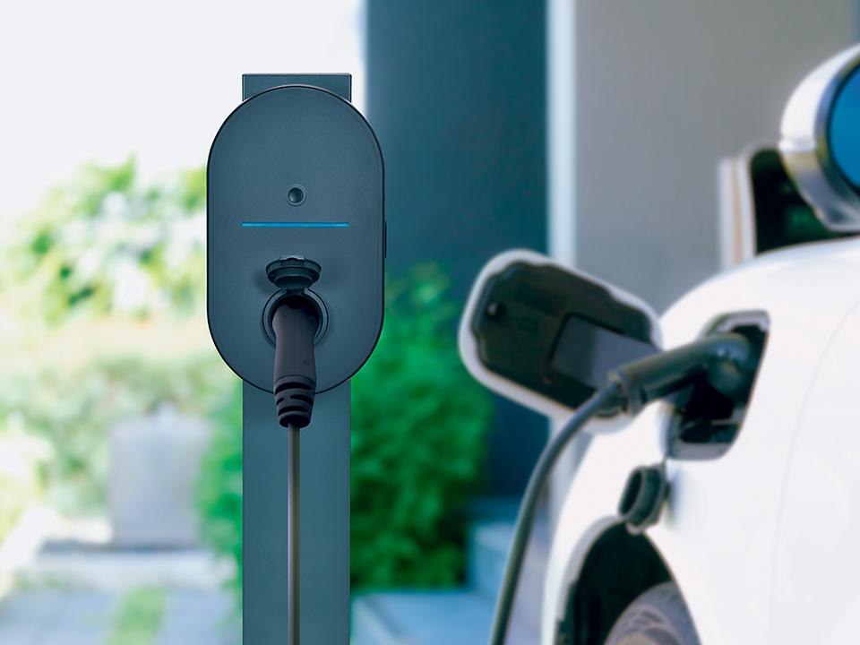 Auto elettrica in carica presso una colonnina Green'Up Home