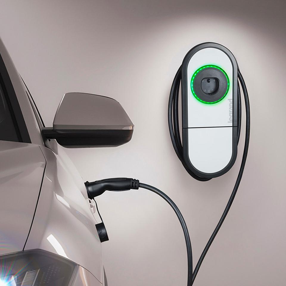 Auto in carica, Colonnina Green'UP installata a parete