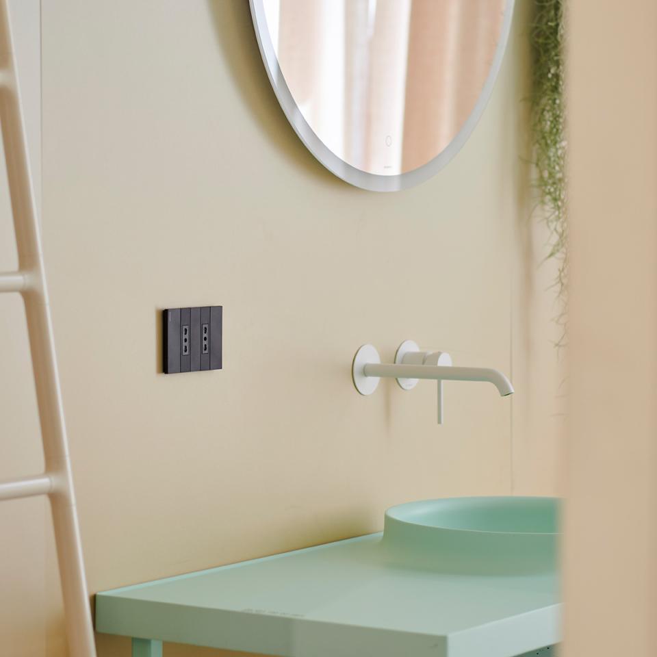 Placca Living Now installata su parete