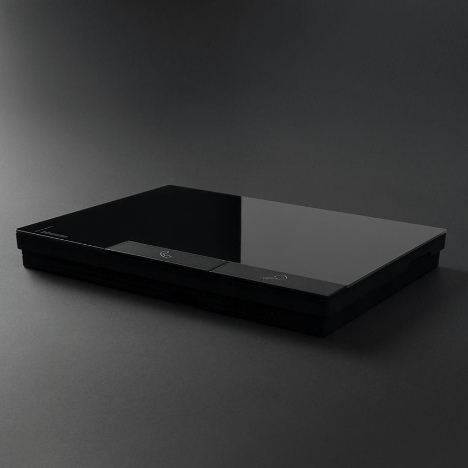 L'elegante videocitofono smart BTicino Classe 300X nero poggia su una superficie scura.